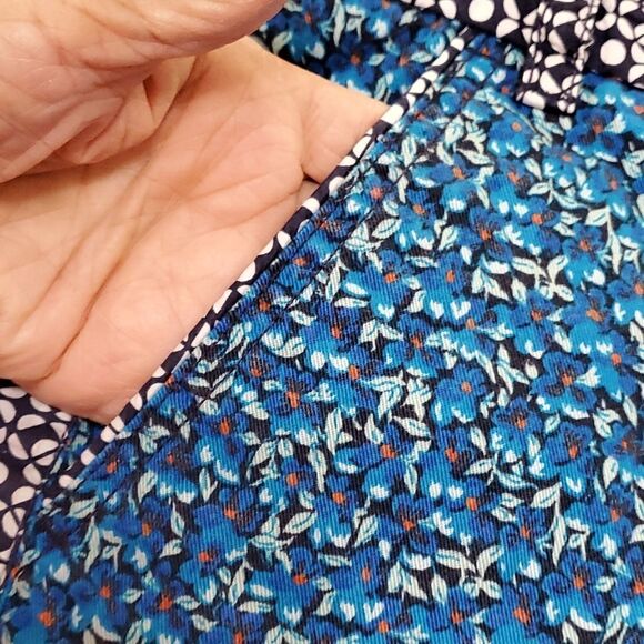 J.C.CREW CHINO shorts size 6. Blue print.Front pockets. Zipper front. Size 6.. - Picture 3 of 7